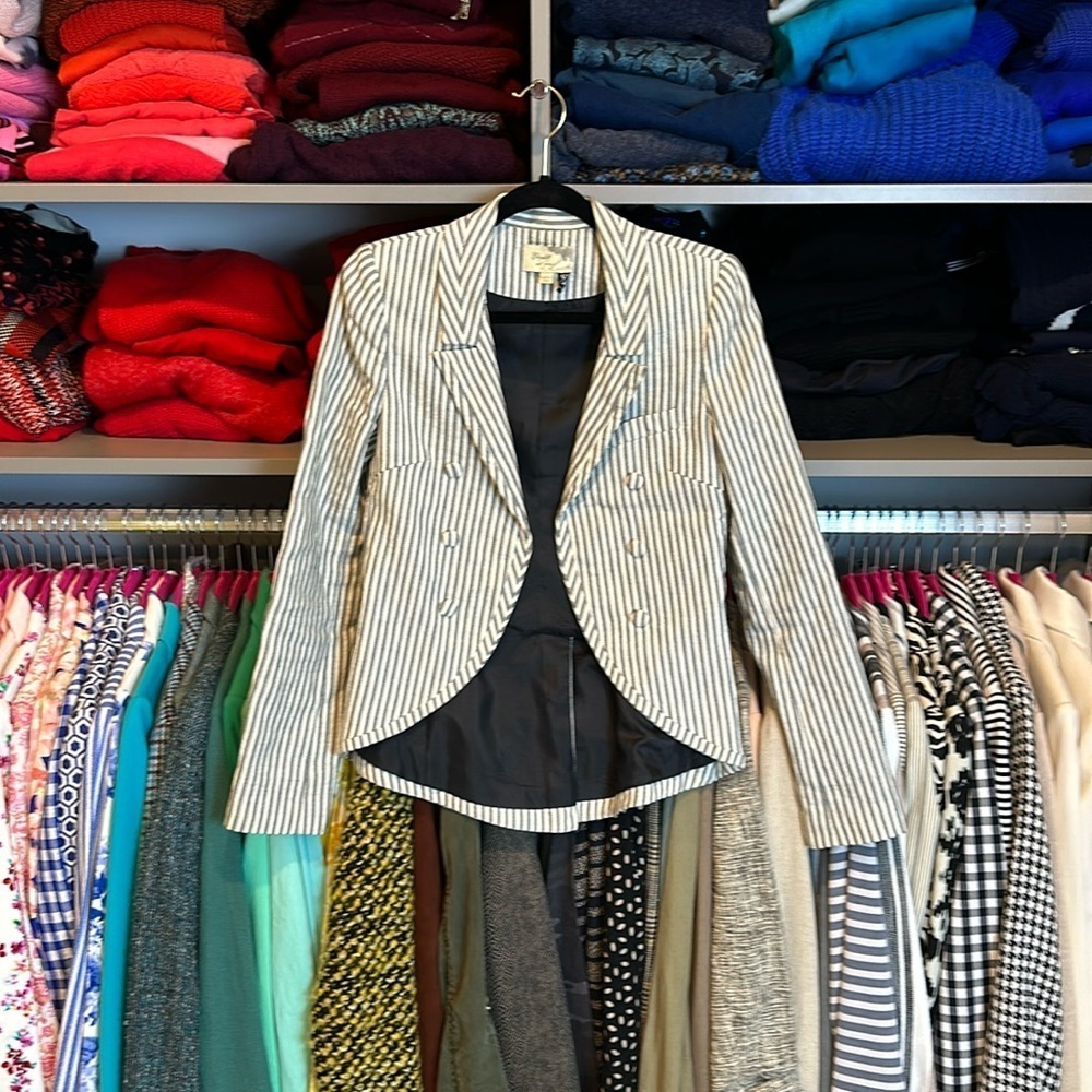 Elizabeth and James white with chevron navy pinstripes open front blazer size 4
